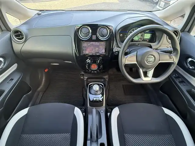 日産 ノート e－パワー B 千葉県 2020(令2)年 4万km ブリリアントシルバー 純正ＳＤナビAVIC-RZ103/デジタルインナーミラー/全方位カメラ/エマージェンシーブレーキ/レーンアシスト/横揺れ防止システム/コーナーセンサー/スペアキー1本/オートライト/ドアバイザー/フロアマット/取説・保証書あり/ETC