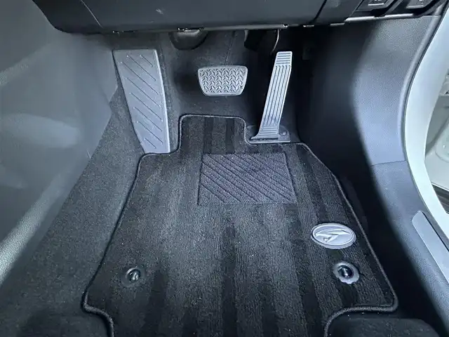 トヨタ ハリアー Z レザーパッケージ 愛知県 2021(令3)年 1.2万km ホワイトパールクリスタルシャイン パノラマルーフ/モデリスタエアロ（F・S・R）/デジタルインナーミラー/純正ディスプレイオーディオナビ/フルセグTV/BT/JBLプレミアムサウンド/バックカメラ/ビルトイン2.0ETC/純正19インチAW/トヨタセーフティセンス/レーダークルーズコントロール/クリアランスソナー/ブラインドスポットモニター/ヘッドアップディスプレイ/置くだけ充電/パワーバックドア/レザーシート/前席パワーシート（D席メモリー付き）/前席シートヒーター/エアシート/ハンドルヒーター/純正フロアマット/純正ドアバイザー/取説、保証書/スペアキー