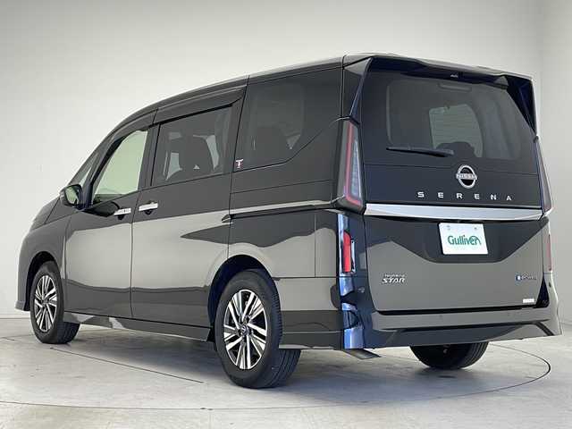 日産 セレナ e－パワー ハイウェイスター V 愛知県 2023(令5)年 2.6万km ダイヤモンドブラック プロパイロット/衝突軽減システム/純正9型ナビ/フリップダウンモニター/全方位カメラ/両側パワースライドドア/クルーズコントロール/シートヒーター/フルセグ/Bluetooth/バックカメラ/イージーオープン機能/コーナーセンサー/純正アルミホイール/ブラインドスポットモニター/LEDヘッドライト/インテリジェントミラー/リアオートエアコン/オートマチックハイビーム/ドライブレコーダー/ETC/ステアリングスイッチ/スマートキー/プッシュスタート