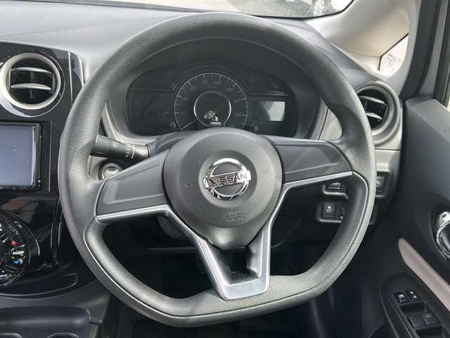 日産 ノート e－パワー X 新潟県 2018(平30)年 3.3万km ブリリアントシルバー eパワー/ドライブレコーダー/衝突軽減システム/サマータイヤ付き/Bluetooth/横滑り防止装置/レーンキープアシスト/エンジンスタートボタン/パワーウィンドウ/スペアキー