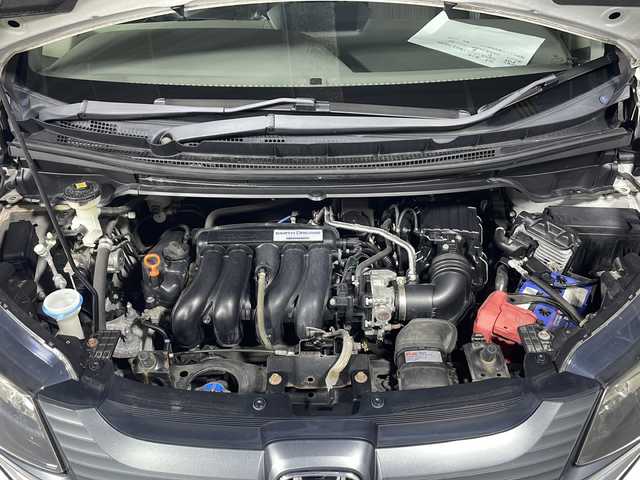 ホンダ フリード G 沖縄県 2016(平28)年 7.1万km ホワイトオーキッドパール 禁煙車　/社外ナビ/【ＣＤ／ＤＶＤ／フルセグＴＶ／ＢＴ／ＡＵＸ】　/後席モニター　/片側パワースライドドア　/ビルトインＥＴＣ　/ステアリングスイッチ　/エンジンスタートボタン　/純正フロアマット　/スマートキー