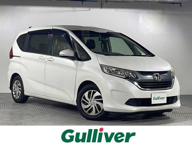 ホンダ フリード G 沖縄県 2016(平28)年 7.1万km ホワイトオーキッドパール 禁煙車　/社外ナビ/【ＣＤ／ＤＶＤ／フルセグＴＶ／ＢＴ／ＡＵＸ】　/後席モニター　/片側パワースライドドア　/ビルトインＥＴＣ　/ステアリングスイッチ　/エンジンスタートボタン　/純正フロアマット　/スマートキー