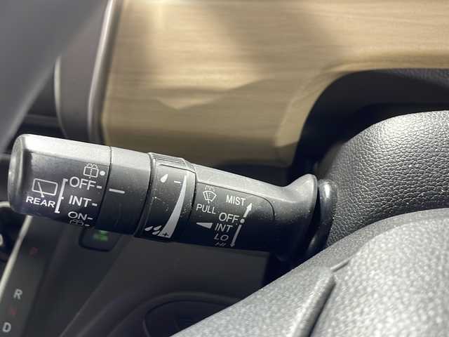 ホンダ フリード G 沖縄県 2016(平28)年 7.1万km ホワイトオーキッドパール 禁煙車　/社外ナビ/【ＣＤ／ＤＶＤ／フルセグＴＶ／ＢＴ／ＡＵＸ】　/後席モニター　/片側パワースライドドア　/ビルトインＥＴＣ　/ステアリングスイッチ　/エンジンスタートボタン　/純正フロアマット　/スマートキー