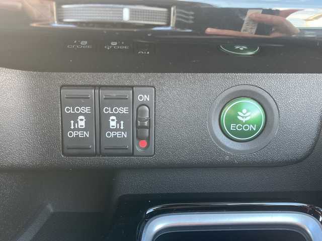 ホンダ ステップワゴン スパーダ ホンダセンシング 神奈川県 2018(平30)年 4万km プレミアムスパークルブラックパール 純正HDDナビ（AV-RQ912）/Bluetooth/フルセグ/iPod/AUX/USB/CD/DVD/両側パワースライドドア/追従式クルーズコントロール/バックカメラ/ドライブレコーダー/デジタルミラー/プッシュスタート/スマートキー/パドルシフト/LEDヘッドライト/フォグランプ/純正アルミホイール/純正フロアマット/電動格納ミラー/ドアバイザー/横滑り防止装置/レーンキープアシスト/衝突被害軽減システム