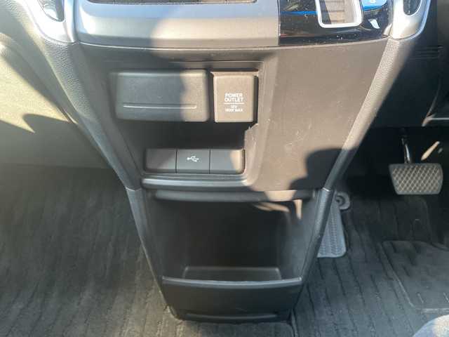 ホンダ ステップワゴン スパーダ ホンダセンシング 神奈川県 2018(平30)年 4万km プレミアムスパークルブラックパール 純正HDDナビ（AV-RQ912）/Bluetooth/フルセグ/iPod/AUX/USB/CD/DVD/両側パワースライドドア/追従式クルーズコントロール/バックカメラ/ドライブレコーダー/デジタルミラー/プッシュスタート/スマートキー/パドルシフト/LEDヘッドライト/フォグランプ/純正アルミホイール/純正フロアマット/電動格納ミラー/ドアバイザー/横滑り防止装置/レーンキープアシスト/衝突被害軽減システム