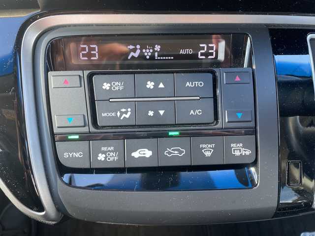 ホンダ ステップワゴン スパーダ ホンダセンシング 神奈川県 2018(平30)年 4万km プレミアムスパークルブラックパール 純正HDDナビ（AV-RQ912）/Bluetooth/フルセグ/iPod/AUX/USB/CD/DVD/両側パワースライドドア/追従式クルーズコントロール/バックカメラ/ドライブレコーダー/デジタルミラー/プッシュスタート/スマートキー/パドルシフト/LEDヘッドライト/フォグランプ/純正アルミホイール/純正フロアマット/電動格納ミラー/ドアバイザー/横滑り防止装置/レーンキープアシスト/衝突被害軽減システム