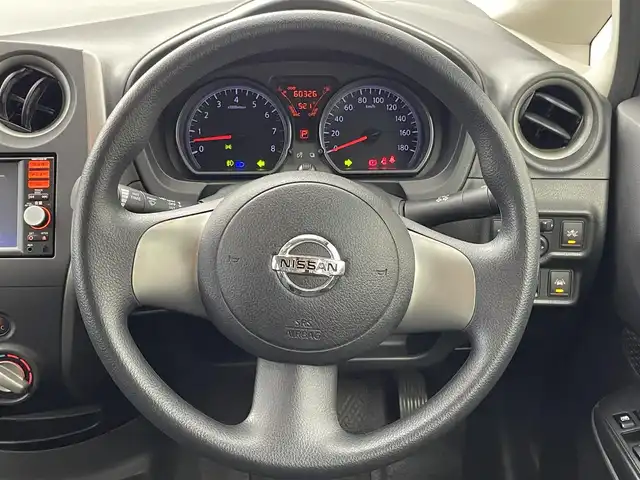 日産 ノート X エマージェンシーブレーキ 群馬県 2014(平26)年 6.1万km ブリリアントシルバー 純正７型Wナビ/バックカメラ/エマージェンシーブレーキ/アイドリングストップ/電動格納ミラー/プッシュスタート/スマートキー/スペアキー/フォグランプ/ヘッドライトレベライザー/ETC/ワンセグテレビ/ハロゲンヘッドライト