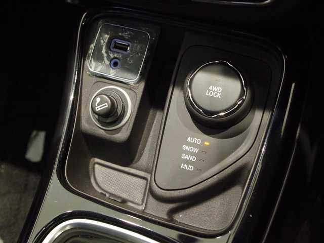 クライスラー・ジープ ジープ コンパス リミテッド 岐阜県 2019(平31)年 2.8万km パール オーディオナビゲーションシステム（Uconnect）/8.4インチVGAタッチパネルモニター/地上デジタルテレビチューナー/Bluetooth/USB/AppleCarPlay/Android Auto/バックカメラ/Beats Audioプレミアムサウンドシステムスピーカー/アダプティブクルーズコントロール/LaneSense（車線逸脱警報プラス）/前面衝突警報（クラッシュミティゲーション付）/ブラインドスポットモニター/ParkSense（フロントリアパークアシスト）/ParkSense（縦列、並列パークアシスト）/Parkview（リアバックアップカメラ）/パワーリフトゲート/キセノンヘッドライト