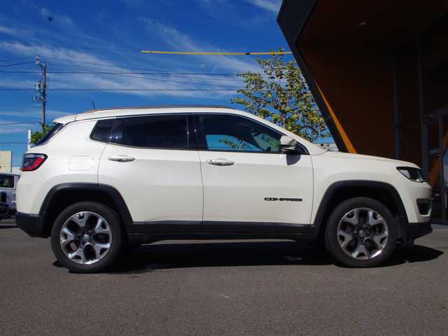 クライスラー・ジープ ジープ コンパス リミテッド 岐阜県 2019(平31)年 2.8万km パール オーディオナビゲーションシステム（Uconnect）/8.4インチVGAタッチパネルモニター/地上デジタルテレビチューナー/Bluetooth/USB/AppleCarPlay/Android Auto/バックカメラ/Beats Audioプレミアムサウンドシステムスピーカー/アダプティブクルーズコントロール/LaneSense（車線逸脱警報プラス）/前面衝突警報（クラッシュミティゲーション付）/ブラインドスポットモニター/ParkSense（フロントリアパークアシスト）/ParkSense（縦列、並列パークアシスト）/Parkview（リアバックアップカメラ）/パワーリフトゲート/キセノンヘッドライト