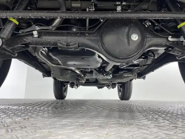 スズキ ジムニー XC 神奈川県 2025(令7)年 0.1千km ジャングルグリーン 届出済未使用車/4WD/ターボ/セーフティサポート/クルーズコントロール/デュアルセンサーブレーキサポート/誤発進抑制機能/車線逸脱警報機能/ふらつき警報機能/先行車発進お知らせ機能/標識認識機能/ハイビームアシスト/アイドリングストップ/前後ソナー/ダウンヒルアシストコントロール/革巻きステアリング/ステアリングスイッチ/前席シートヒーター/後席リクライニング機能付分割可倒式シート/後席ヘッドレスト/プッシュスタート/スマートキー/背面タイヤ/LEDヘッドライト/フロントフォグランプ/オートライト/ヘッドライトウォッシャー/純正16インチアルミホイール/純正フロアマット