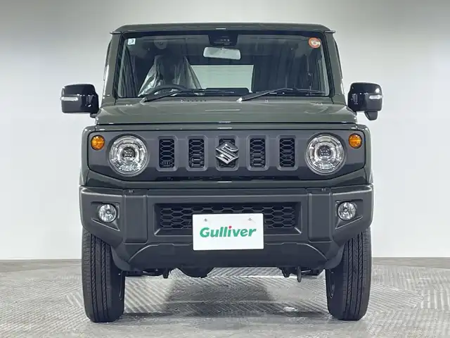 スズキ ジムニー XC 神奈川県 2025(令7)年 0.1千km ジャングルグリーン 届出済未使用車/4WD/ターボ/セーフティサポート/クルーズコントロール/デュアルセンサーブレーキサポート/誤発進抑制機能/車線逸脱警報機能/ふらつき警報機能/先行車発進お知らせ機能/標識認識機能/ハイビームアシスト/アイドリングストップ/前後ソナー/ダウンヒルアシストコントロール/革巻きステアリング/ステアリングスイッチ/前席シートヒーター/後席リクライニング機能付分割可倒式シート/後席ヘッドレスト/プッシュスタート/スマートキー/背面タイヤ/LEDヘッドライト/フロントフォグランプ/オートライト/ヘッドライトウォッシャー/純正16インチアルミホイール/純正フロアマット