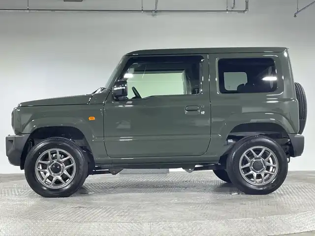 スズキ ジムニー XC 神奈川県 2025(令7)年 0.1千km ジャングルグリーン 届出済未使用車/4WD/ターボ/セーフティサポート/クルーズコントロール/デュアルセンサーブレーキサポート/誤発進抑制機能/車線逸脱警報機能/ふらつき警報機能/先行車発進お知らせ機能/標識認識機能/ハイビームアシスト/アイドリングストップ/前後ソナー/ダウンヒルアシストコントロール/革巻きステアリング/ステアリングスイッチ/前席シートヒーター/後席リクライニング機能付分割可倒式シート/後席ヘッドレスト/プッシュスタート/スマートキー/背面タイヤ/LEDヘッドライト/フロントフォグランプ/オートライト/ヘッドライトウォッシャー/純正16インチアルミホイール/純正フロアマット