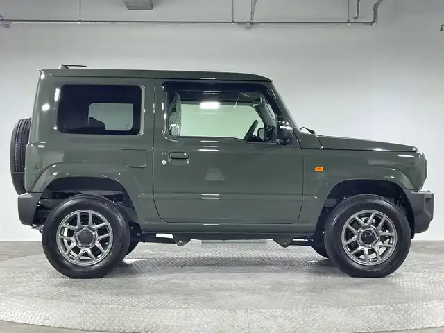 スズキ ジムニー XC 神奈川県 2025(令7)年 0.1千km ジャングルグリーン 届出済未使用車/4WD/ターボ/セーフティサポート/クルーズコントロール/デュアルセンサーブレーキサポート/誤発進抑制機能/車線逸脱警報機能/ふらつき警報機能/先行車発進お知らせ機能/標識認識機能/ハイビームアシスト/アイドリングストップ/前後ソナー/ダウンヒルアシストコントロール/革巻きステアリング/ステアリングスイッチ/前席シートヒーター/後席リクライニング機能付分割可倒式シート/後席ヘッドレスト/プッシュスタート/スマートキー/背面タイヤ/LEDヘッドライト/フロントフォグランプ/オートライト/ヘッドライトウォッシャー/純正16インチアルミホイール/純正フロアマット