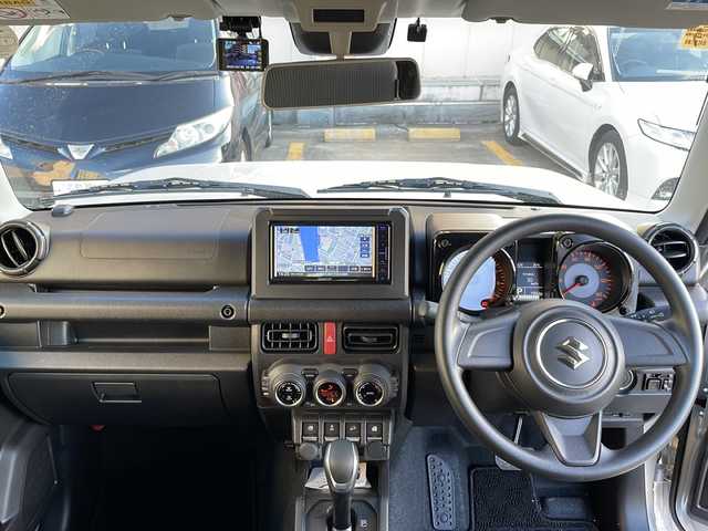 スズキ ジムニー XL 広島県 2023(令5)年 0.2万km シルキーシルバーメタリック 禁煙車/純正１6インチAW/純正ディーラテレビ/(BT/DVD/CD/USB/iPod/SD)/バックカメラ/フルセグテレビ/レーンキープアシスト/ダウンヒルアシストコントロール/衝突軽減ブレーキ/シートヒーター(D＋N)/プッシュスタート/アイドリングストップ/オートライト/ビルトインETC/純正フロアマット/スペアキー/社外ドラレコ