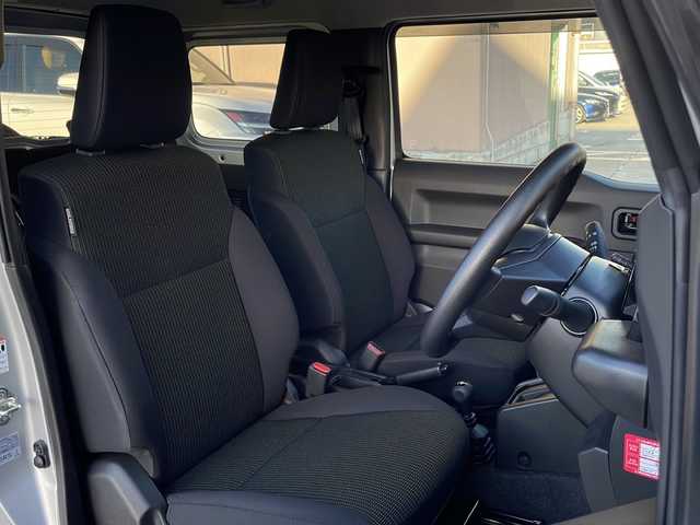 スズキ ジムニー XL 広島県 2023(令5)年 0.2万km シルキーシルバーメタリック 禁煙車/純正１6インチAW/純正ディーラテレビ/(BT/DVD/CD/USB/iPod/SD)/バックカメラ/フルセグテレビ/レーンキープアシスト/ダウンヒルアシストコントロール/衝突軽減ブレーキ/シートヒーター(D＋N)/プッシュスタート/アイドリングストップ/オートライト/ビルトインETC/純正フロアマット/スペアキー/社外ドラレコ
