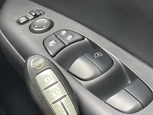 日産 セレナ ハイウェイスター 青森県 2017(平29)年 11.1万km ダイヤモンドブラック 4WD/快適パック/純正9インチナビ・フルセグTV/CD・DVD・Bluetooth・SD/純正フリップダウンモニター/両側パワースライドドア/エマージェンシーブレーキ/クルーズコントロール/前後ドライブレコーダー/ビルトインETC/2.3列目USB電源ソケット/3列目シートスライド/LEDヘッドライト/フォグランプ/純正15インチアルミ/スマートキー/プッシュスタート