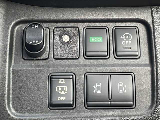 日産 セレナ ハイウェイスター 青森県 2017(平29)年 11.1万km ダイヤモンドブラック 4WD/快適パック/純正9インチナビ・フルセグTV/CD・DVD・Bluetooth・SD/純正フリップダウンモニター/両側パワースライドドア/エマージェンシーブレーキ/クルーズコントロール/前後ドライブレコーダー/ビルトインETC/2.3列目USB電源ソケット/3列目シートスライド/LEDヘッドライト/フォグランプ/純正15インチアルミ/スマートキー/プッシュスタート