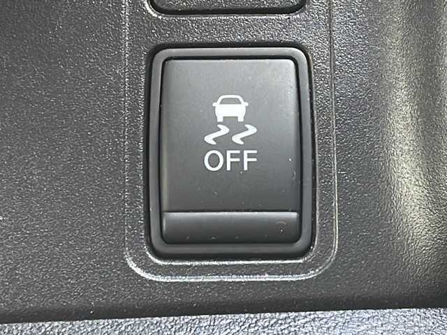 日産 セレナ ハイウェイスター 青森県 2017(平29)年 11.1万km ダイヤモンドブラック 4WD/快適パック/純正9インチナビ・フルセグTV/CD・DVD・Bluetooth・SD/純正フリップダウンモニター/両側パワースライドドア/エマージェンシーブレーキ/クルーズコントロール/前後ドライブレコーダー/ビルトインETC/2.3列目USB電源ソケット/3列目シートスライド/LEDヘッドライト/フォグランプ/純正15インチアルミ/スマートキー/プッシュスタート