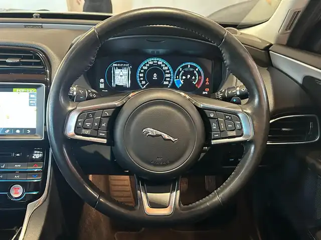 ジャガー ＸＥ XE プレステージ 道央・札幌 2018(平30)年 4.8万km ポラリスホワイト MERIDIANサウンド/黒革シート/電動フロントシート/シートヒーター/ACC/BSM/LDW/純正メモリナビ/フルセグTV/CD/DVD/USB/Bluetooth/バックカメラ/パーキングエイド/社外ドラレコ