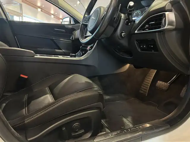 ジャガー ＸＥ XE プレステージ 道央・札幌 2018(平30)年 4.8万km ポラリスホワイト MERIDIANサウンド/黒革シート/電動フロントシート/シートヒーター/ACC/BSM/LDW/純正メモリナビ/フルセグTV/CD/DVD/USB/Bluetooth/バックカメラ/パーキングエイド/社外ドラレコ