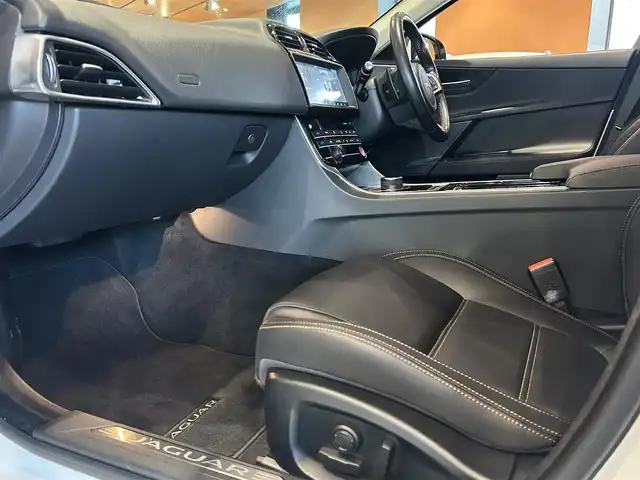 ジャガー ＸＥ XE プレステージ 道央・札幌 2018(平30)年 4.8万km ポラリスホワイト MERIDIANサウンド/黒革シート/電動フロントシート/シートヒーター/ACC/BSM/LDW/純正メモリナビ/フルセグTV/CD/DVD/USB/Bluetooth/バックカメラ/パーキングエイド/社外ドラレコ