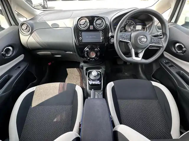 日産 ノート e－パワー X 徳島県 2018(平30)年 8.2万km ブリリアントホワイトパール 純正7型SDナビ　MM517D-W/（ラジオ/HDMI/フルセグ/AUX/BT/Blu-ray）/バックカメラ/アラウンドビューモニター/オプションスポイラー/追従式クルーズコントロール/LEDヘッドライト/オートライト/デジタルインナーミラー/フロント/サイドカメラ/ドライブレコーダー/ETC/ステアリングスイッチ/ウィンカーミラー/純正15AW/スペアキー/ドアバイザー