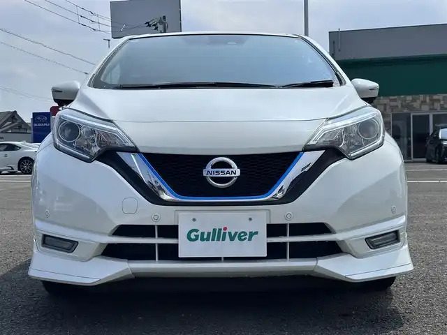 日産 ノート e－パワー X 徳島県 2018(平30)年 8.2万km ブリリアントホワイトパール 純正7型SDナビ　MM517D-W/（ラジオ/HDMI/フルセグ/AUX/BT/Blu-ray）/バックカメラ/アラウンドビューモニター/オプションスポイラー/追従式クルーズコントロール/LEDヘッドライト/オートライト/デジタルインナーミラー/フロント/サイドカメラ/ドライブレコーダー/ETC/ステアリングスイッチ/ウィンカーミラー/純正15AW/スペアキー/ドアバイザー
