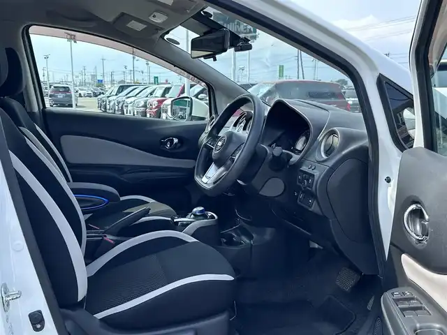 日産 ノート e－パワー X 徳島県 2018(平30)年 8.2万km ブリリアントホワイトパール 純正7型SDナビ　MM517D-W/（ラジオ/HDMI/フルセグ/AUX/BT/Blu-ray）/バックカメラ/アラウンドビューモニター/オプションスポイラー/追従式クルーズコントロール/LEDヘッドライト/オートライト/デジタルインナーミラー/フロント/サイドカメラ/ドライブレコーダー/ETC/ステアリングスイッチ/ウィンカーミラー/純正15AW/スペアキー/ドアバイザー