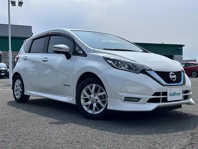 日産 ノート e－パワー X 徳島県 2018(平30)年 8.2万km ブリリアントホワイトパール 純正7型SDナビ　MM517D-W/（ラジオ/HDMI/フルセグ/AUX/BT/Blu-ray）/バックカメラ/アラウンドビューモニター/オプションスポイラー/追従式クルーズコントロール/LEDヘッドライト/オートライト/デジタルインナーミラー/フロント/サイドカメラ/ドライブレコーダー/ETC/ステアリングスイッチ/ウィンカーミラー/純正15AW/スペアキー/ドアバイザー