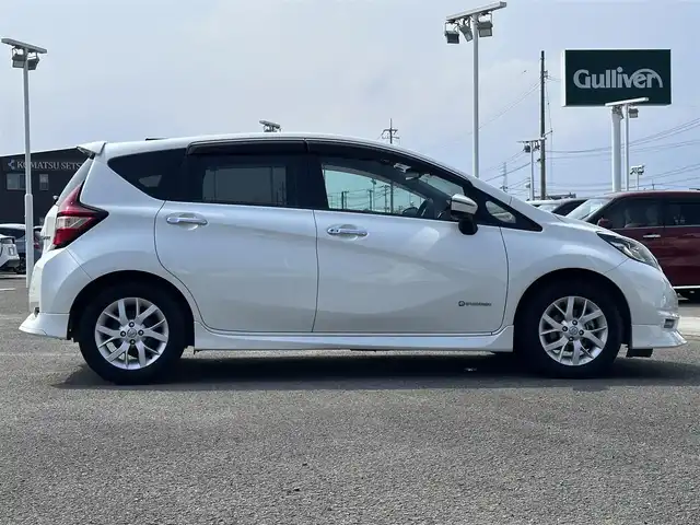 日産 ノート e－パワー X 徳島県 2018(平30)年 8.2万km ブリリアントホワイトパール 純正7型SDナビ　MM517D-W/（ラジオ/HDMI/フルセグ/AUX/BT/Blu-ray）/バックカメラ/アラウンドビューモニター/オプションスポイラー/追従式クルーズコントロール/LEDヘッドライト/オートライト/デジタルインナーミラー/フロント/サイドカメラ/ドライブレコーダー/ETC/ステアリングスイッチ/ウィンカーミラー/純正15AW/スペアキー/ドアバイザー