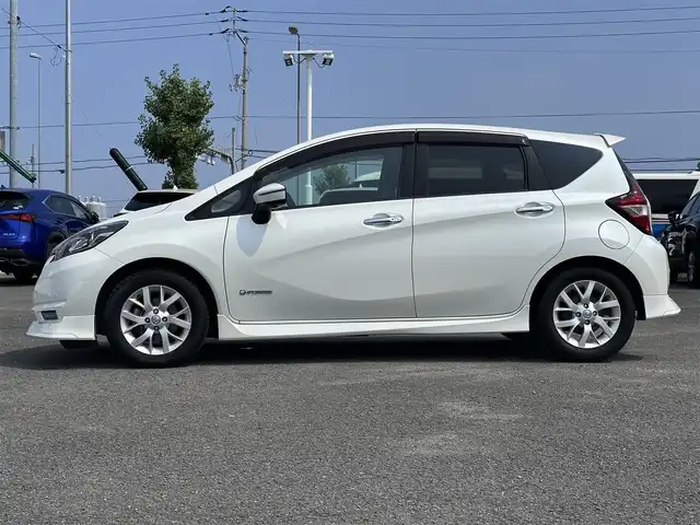 日産 ノート e－パワー X 徳島県 2018(平30)年 8.2万km ブリリアントホワイトパール 純正7型SDナビ　MM517D-W/（ラジオ/HDMI/フルセグ/AUX/BT/Blu-ray）/バックカメラ/アラウンドビューモニター/オプションスポイラー/追従式クルーズコントロール/LEDヘッドライト/オートライト/デジタルインナーミラー/フロント/サイドカメラ/ドライブレコーダー/ETC/ステアリングスイッチ/ウィンカーミラー/純正15AW/スペアキー/ドアバイザー