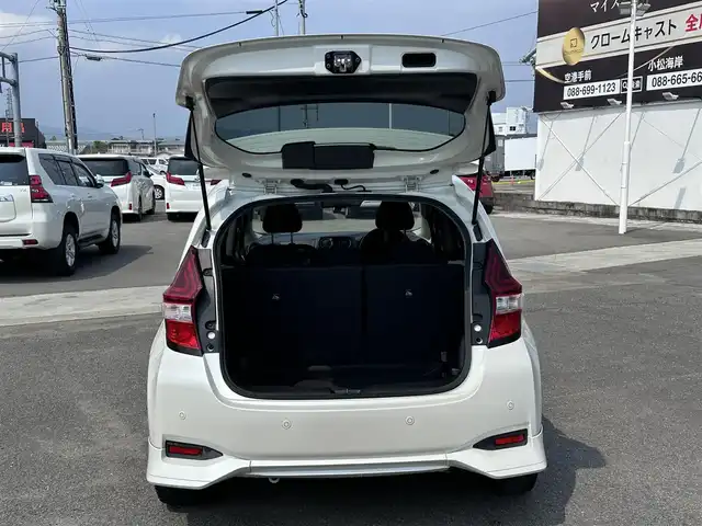 日産 ノート e－パワー X 徳島県 2018(平30)年 8.2万km ブリリアントホワイトパール 純正7型SDナビ　MM517D-W/（ラジオ/HDMI/フルセグ/AUX/BT/Blu-ray）/バックカメラ/アラウンドビューモニター/オプションスポイラー/追従式クルーズコントロール/LEDヘッドライト/オートライト/デジタルインナーミラー/フロント/サイドカメラ/ドライブレコーダー/ETC/ステアリングスイッチ/ウィンカーミラー/純正15AW/スペアキー/ドアバイザー