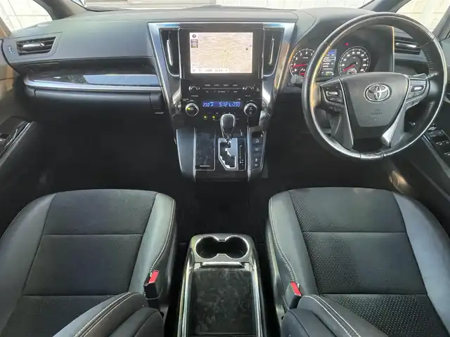 トヨタ ヴェルファイア Z ゴールデンアイズ 福岡県 2020(令2)年 5.5万km ホワイトパールクリスタルシャイン ツインムーンルーフ/純正12.1インチフリップダウンモニター【V12T-R68C】/純正9インチディスプレイオーディオ/　(AM/FM/CD/DVD/Bluetooth/Miracast/フルセグTV/ナビ有り)/バックカメラ/トヨタセーフティセンス/・プリクラッシュセーフティ/・レーントレーシングアシスト/・ロードサインアシスト/・レーダークルーズコントロール/・先行車発進告知/・ブラインドスポットモニター/・クリアランスソナー/・リヤクロストラフィックアラート/・パーキングサポートブレーキ/オートライト/オートマチックハイビーム/横滑り防止/両側パワースライドドア/純正18インチアルミホイール/パワーバックドア/デジタルインナーミラー/黒色ハーフレザーシート/オットマン(2列目)/革巻きステアリング/ステアリングスイッチ/コムテック前後ドライブレコーダー【DC-DR652】/純正ビルトインETC/純正フロアマット/ナノイー/USB端子/アクセサリーソケット/100V電源/ISOFIX/スペアキー×1/保証書/取扱説明書/ナビ取扱説明書