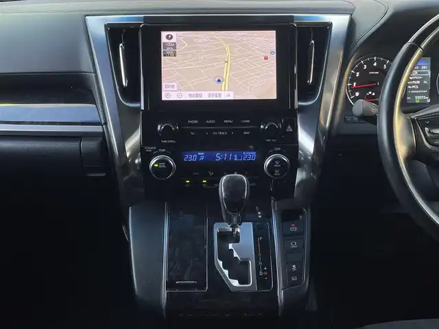 トヨタ ヴェルファイア Z ゴールデンアイズ 福岡県 2020(令2)年 5.5万km ホワイトパールクリスタルシャイン ツインムーンルーフ/純正12.1インチフリップダウンモニター【V12T-R68C】/純正9インチディスプレイオーディオ/　(AM/FM/CD/DVD/Bluetooth/Miracast/フルセグTV/ナビ有り)/バックカメラ/トヨタセーフティセンス/・プリクラッシュセーフティ/・レーントレーシングアシスト/・ロードサインアシスト/・レーダークルーズコントロール/・先行車発進告知/・ブラインドスポットモニター/・クリアランスソナー/・リヤクロストラフィックアラート/・パーキングサポートブレーキ/オートライト/オートマチックハイビーム/横滑り防止/両側パワースライドドア/純正18インチアルミホイール/パワーバックドア/デジタルインナーミラー/黒色ハーフレザーシート/オットマン(2列目)/革巻きステアリング/ステアリングスイッチ/コムテック前後ドライブレコーダー【DC-DR652】/純正ビルトインETC/純正フロアマット/ナノイー/USB端子/アクセサリーソケット/100V電源/ISOFIX/スペアキー×1/保証書/取扱説明書/ナビ取扱説明書
