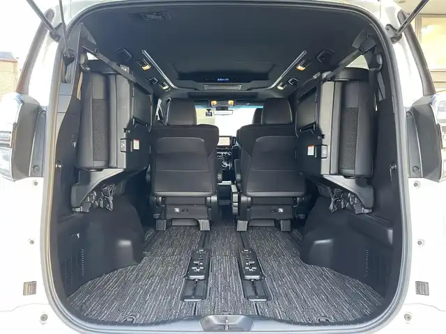 トヨタ ヴェルファイア Z ゴールデンアイズ 福岡県 2020(令2)年 5.5万km ホワイトパールクリスタルシャイン ツインムーンルーフ/純正12.1インチフリップダウンモニター【V12T-R68C】/純正9インチディスプレイオーディオ/　(AM/FM/CD/DVD/Bluetooth/Miracast/フルセグTV/ナビ有り)/バックカメラ/トヨタセーフティセンス/・プリクラッシュセーフティ/・レーントレーシングアシスト/・ロードサインアシスト/・レーダークルーズコントロール/・先行車発進告知/・ブラインドスポットモニター/・クリアランスソナー/・リヤクロストラフィックアラート/・パーキングサポートブレーキ/オートライト/オートマチックハイビーム/横滑り防止/両側パワースライドドア/純正18インチアルミホイール/パワーバックドア/デジタルインナーミラー/黒色ハーフレザーシート/オットマン(2列目)/革巻きステアリング/ステアリングスイッチ/コムテック前後ドライブレコーダー【DC-DR652】/純正ビルトインETC/純正フロアマット/ナノイー/USB端子/アクセサリーソケット/100V電源/ISOFIX/スペアキー×1/保証書/取扱説明書/ナビ取扱説明書