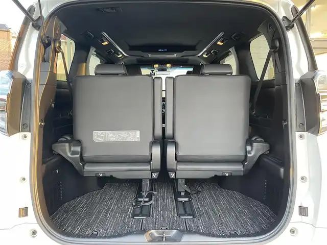 トヨタ ヴェルファイア Z ゴールデンアイズ 福岡県 2020(令2)年 5.5万km ホワイトパールクリスタルシャイン ツインムーンルーフ/純正12.1インチフリップダウンモニター【V12T-R68C】/純正9インチディスプレイオーディオ/　(AM/FM/CD/DVD/Bluetooth/Miracast/フルセグTV/ナビ有り)/バックカメラ/トヨタセーフティセンス/・プリクラッシュセーフティ/・レーントレーシングアシスト/・ロードサインアシスト/・レーダークルーズコントロール/・先行車発進告知/・ブラインドスポットモニター/・クリアランスソナー/・リヤクロストラフィックアラート/・パーキングサポートブレーキ/オートライト/オートマチックハイビーム/横滑り防止/両側パワースライドドア/純正18インチアルミホイール/パワーバックドア/デジタルインナーミラー/黒色ハーフレザーシート/オットマン(2列目)/革巻きステアリング/ステアリングスイッチ/コムテック前後ドライブレコーダー【DC-DR652】/純正ビルトインETC/純正フロアマット/ナノイー/USB端子/アクセサリーソケット/100V電源/ISOFIX/スペアキー×1/保証書/取扱説明書/ナビ取扱説明書