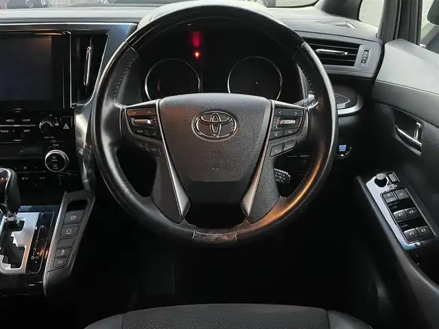 トヨタ ヴェルファイア Z ゴールデンアイズ 福岡県 2020(令2)年 5.5万km ホワイトパールクリスタルシャイン ツインムーンルーフ/純正12.1インチフリップダウンモニター【V12T-R68C】/純正9インチディスプレイオーディオ/　(AM/FM/CD/DVD/Bluetooth/Miracast/フルセグTV/ナビ有り)/バックカメラ/トヨタセーフティセンス/・プリクラッシュセーフティ/・レーントレーシングアシスト/・ロードサインアシスト/・レーダークルーズコントロール/・先行車発進告知/・ブラインドスポットモニター/・クリアランスソナー/・リヤクロストラフィックアラート/・パーキングサポートブレーキ/オートライト/オートマチックハイビーム/横滑り防止/両側パワースライドドア/純正18インチアルミホイール/パワーバックドア/デジタルインナーミラー/黒色ハーフレザーシート/オットマン(2列目)/革巻きステアリング/ステアリングスイッチ/コムテック前後ドライブレコーダー【DC-DR652】/純正ビルトインETC/純正フロアマット/ナノイー/USB端子/アクセサリーソケット/100V電源/ISOFIX/スペアキー×1/保証書/取扱説明書/ナビ取扱説明書