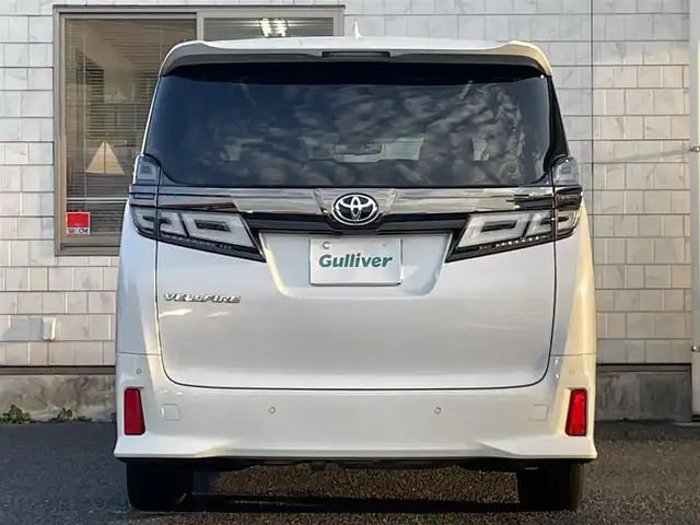 トヨタ ヴェルファイア Z ゴールデンアイズ 福岡県 2020(令2)年 5.5万km ホワイトパールクリスタルシャイン ツインムーンルーフ/純正12.1インチフリップダウンモニター【V12T-R68C】/純正9インチディスプレイオーディオ/　(AM/FM/CD/DVD/Bluetooth/Miracast/フルセグTV/ナビ有り)/バックカメラ/トヨタセーフティセンス/・プリクラッシュセーフティ/・レーントレーシングアシスト/・ロードサインアシスト/・レーダークルーズコントロール/・先行車発進告知/・ブラインドスポットモニター/・クリアランスソナー/・リヤクロストラフィックアラート/・パーキングサポートブレーキ/オートライト/オートマチックハイビーム/横滑り防止/両側パワースライドドア/純正18インチアルミホイール/パワーバックドア/デジタルインナーミラー/黒色ハーフレザーシート/オットマン(2列目)/革巻きステアリング/ステアリングスイッチ/コムテック前後ドライブレコーダー【DC-DR652】/純正ビルトインETC/純正フロアマット/ナノイー/USB端子/アクセサリーソケット/100V電源/ISOFIX/スペアキー×1/保証書/取扱説明書/ナビ取扱説明書