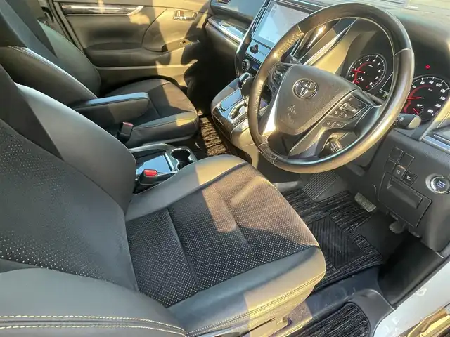 トヨタ ヴェルファイア Z ゴールデンアイズ 福岡県 2020(令2)年 5.5万km ホワイトパールクリスタルシャイン ツインムーンルーフ/純正12.1インチフリップダウンモニター【V12T-R68C】/純正9インチディスプレイオーディオ/　(AM/FM/CD/DVD/Bluetooth/Miracast/フルセグTV/ナビ有り)/バックカメラ/トヨタセーフティセンス/・プリクラッシュセーフティ/・レーントレーシングアシスト/・ロードサインアシスト/・レーダークルーズコントロール/・先行車発進告知/・ブラインドスポットモニター/・クリアランスソナー/・リヤクロストラフィックアラート/・パーキングサポートブレーキ/オートライト/オートマチックハイビーム/横滑り防止/両側パワースライドドア/純正18インチアルミホイール/パワーバックドア/デジタルインナーミラー/黒色ハーフレザーシート/オットマン(2列目)/革巻きステアリング/ステアリングスイッチ/コムテック前後ドライブレコーダー【DC-DR652】/純正ビルトインETC/純正フロアマット/ナノイー/USB端子/アクセサリーソケット/100V電源/ISOFIX/スペアキー×1/保証書/取扱説明書/ナビ取扱説明書
