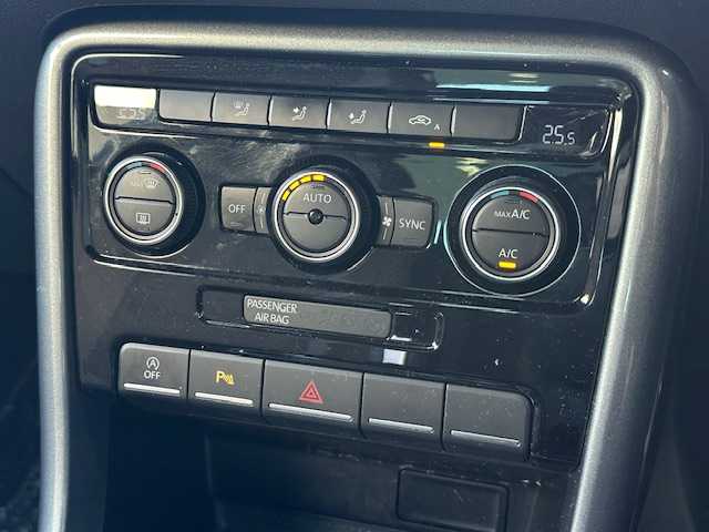 フォルクスワーゲン ザ・ビートル Rライン 茨城県 2017(平29)年 7.7万km 白 純正ナビ/ 【フルセグ/Bluetooth/CD/DVD】/バックカメラ/クルーズコントロール/スマートキー/コーナーセンサー/ドライブレコーダー/HIDヘッドライト/オートライト/純正17インチアルミホイール/新車時保証書