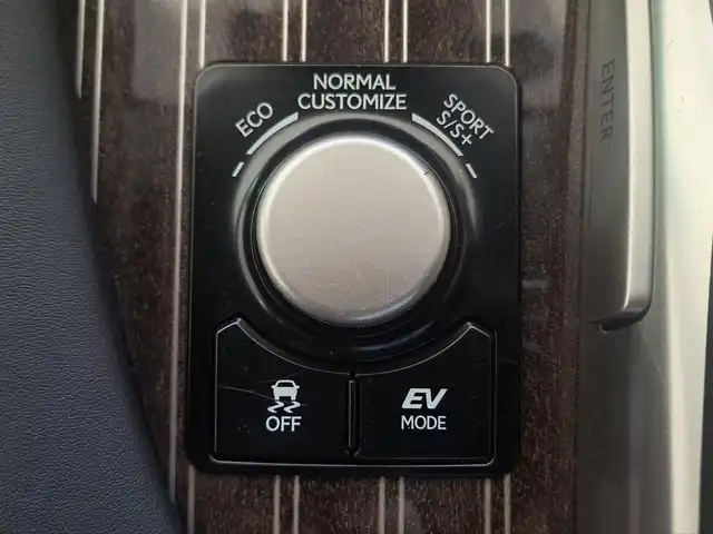 レクサス ＲＸ 450h バージョンL 大阪府 2017(平29)年 8.2万km ソニッククォーツ /禁煙車//ムーンルーフ//純正SDナビ/・CD・DVD・BT・フルセグTV・FM・AM・SD//パノラミックビューモニター//黒革シート//全席シートヒーター・前席エアシート//セカンドパワーシート//レーダークルーズコントロール//BSM//HUD//パワーバックドア//クリアランスソナー//ETC2.0//純正20インチアルミホイール//保証書//取扱説明書//スペアキー//純正EGスターター