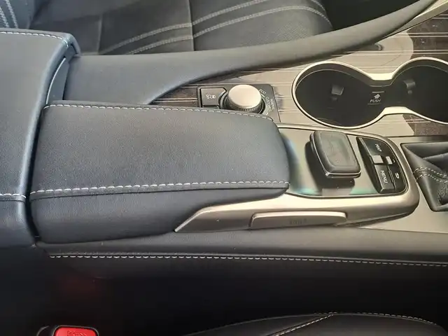 レクサス ＲＸ 450h バージョンL 大阪府 2017(平29)年 8.2万km ソニッククォーツ /禁煙車//ムーンルーフ//純正SDナビ/・CD・DVD・BT・フルセグTV・FM・AM・SD//パノラミックビューモニター//黒革シート//全席シートヒーター・前席エアシート//セカンドパワーシート//レーダークルーズコントロール//BSM//HUD//パワーバックドア//クリアランスソナー//ETC2.0//純正20インチアルミホイール//保証書//取扱説明書//スペアキー//純正EGスターター