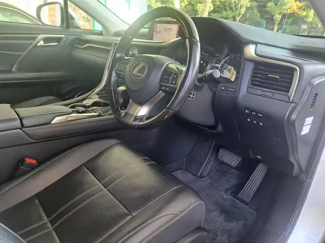 レクサス ＲＸ 450h バージョンL 大阪府 2017(平29)年 8.2万km ソニッククォーツ /禁煙車//ムーンルーフ//純正SDナビ/・CD・DVD・BT・フルセグTV・FM・AM・SD//パノラミックビューモニター//黒革シート//全席シートヒーター・前席エアシート//セカンドパワーシート//レーダークルーズコントロール//BSM//HUD//パワーバックドア//クリアランスソナー//ETC2.0//純正20インチアルミホイール//保証書//取扱説明書//スペアキー//純正EGスターター