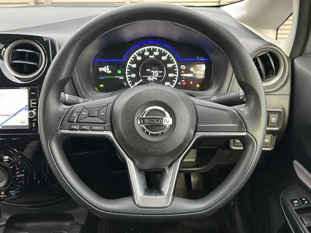 日産 ノート e－パワー X 千葉県 2017(平29)年 3.2万km シルバー 純正ナビゲーション/フルセグTV/ＣＤ、ＤＶＤ、ＳＤ、Ｂｌｕｅｔｏｏｔｈ/ＥＴＣ/ドライブレコーダー/全方位カメラ/デジタルインナーミラー/車両接近通報装置/レーンキープアシスト/衝突被害軽減システム/プッシュスタート/スマートキー/スペアキー/純正アルミホイール/取扱説明書