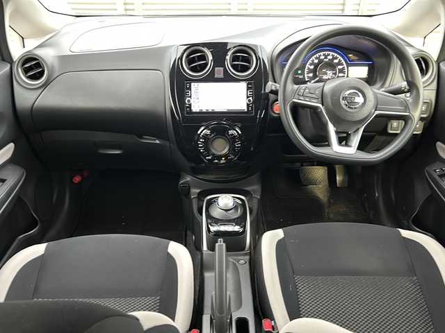 日産 ノート e－パワー X 千葉県 2017(平29)年 3.2万km シルバー 純正ナビゲーション/フルセグTV/ＣＤ、ＤＶＤ、ＳＤ、Ｂｌｕｅｔｏｏｔｈ/ＥＴＣ/ドライブレコーダー/全方位カメラ/デジタルインナーミラー/車両接近通報装置/レーンキープアシスト/衝突被害軽減システム/プッシュスタート/スマートキー/スペアキー/純正アルミホイール/取扱説明書