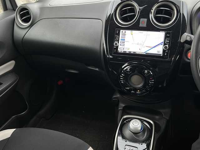 日産 ノート e－パワー X 千葉県 2017(平29)年 3.2万km シルバー 純正ナビゲーション/フルセグTV/ＣＤ、ＤＶＤ、ＳＤ、Ｂｌｕｅｔｏｏｔｈ/ＥＴＣ/ドライブレコーダー/全方位カメラ/デジタルインナーミラー/車両接近通報装置/レーンキープアシスト/衝突被害軽減システム/プッシュスタート/スマートキー/スペアキー/純正アルミホイール/取扱説明書