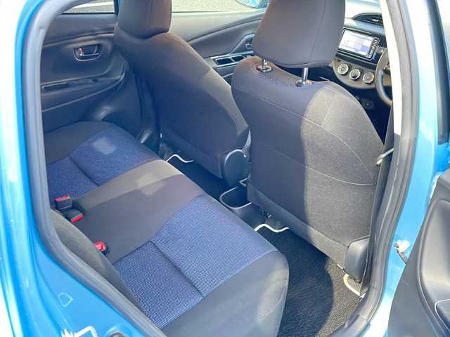 トヨタ ヴィッツ 1.3F LEDエディション 島根県 2016(平28)年 1.5万km クールソーダメタリック 純正SDナビ/・CD/FM/AM/Bluetooth/・ワンセグテレビ/ETC/ドライブレコーダー/バックカメラ/衝突軽減ブレーキ/盗難防止装置/ステアリングリモコン/LEDヘッドライト/オートライト/スマートキー/プッシュスタート/純正フロアマット/ドアバイザー