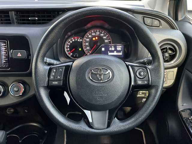 トヨタ ヴィッツ 1.3F LEDエディション 島根県 2016(平28)年 1.5万km クールソーダメタリック 純正SDナビ/・CD/FM/AM/Bluetooth/・ワンセグテレビ/ETC/ドライブレコーダー/バックカメラ/衝突軽減ブレーキ/盗難防止装置/ステアリングリモコン/LEDヘッドライト/オートライト/スマートキー/プッシュスタート/純正フロアマット/ドアバイザー