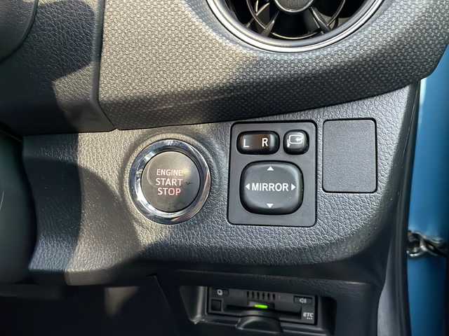 トヨタ ヴィッツ 1.3F LEDエディション 島根県 2016(平28)年 1.5万km クールソーダメタリック 純正SDナビ/・CD/FM/AM/Bluetooth/・ワンセグテレビ/ETC/ドライブレコーダー/バックカメラ/衝突軽減ブレーキ/盗難防止装置/ステアリングリモコン/LEDヘッドライト/オートライト/スマートキー/プッシュスタート/純正フロアマット/ドアバイザー