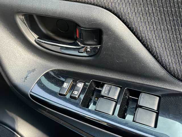 トヨタ ヴィッツ 1.3F LEDエディション 島根県 2016(平28)年 1.5万km クールソーダメタリック 純正SDナビ/・CD/FM/AM/Bluetooth/・ワンセグテレビ/ETC/ドライブレコーダー/バックカメラ/衝突軽減ブレーキ/盗難防止装置/ステアリングリモコン/LEDヘッドライト/オートライト/スマートキー/プッシュスタート/純正フロアマット/ドアバイザー